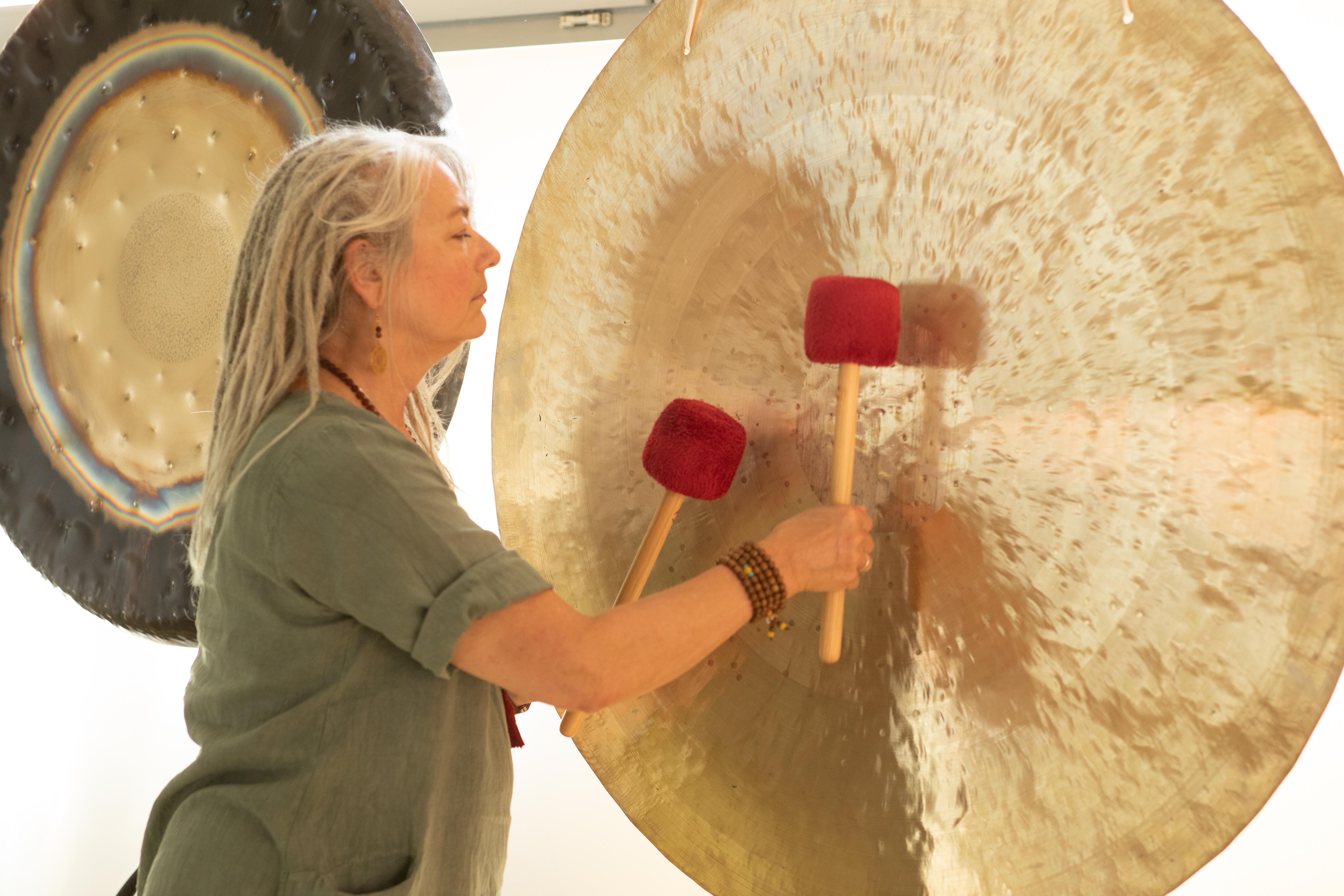 Gabriela Lehnert spielt auf großem Gong