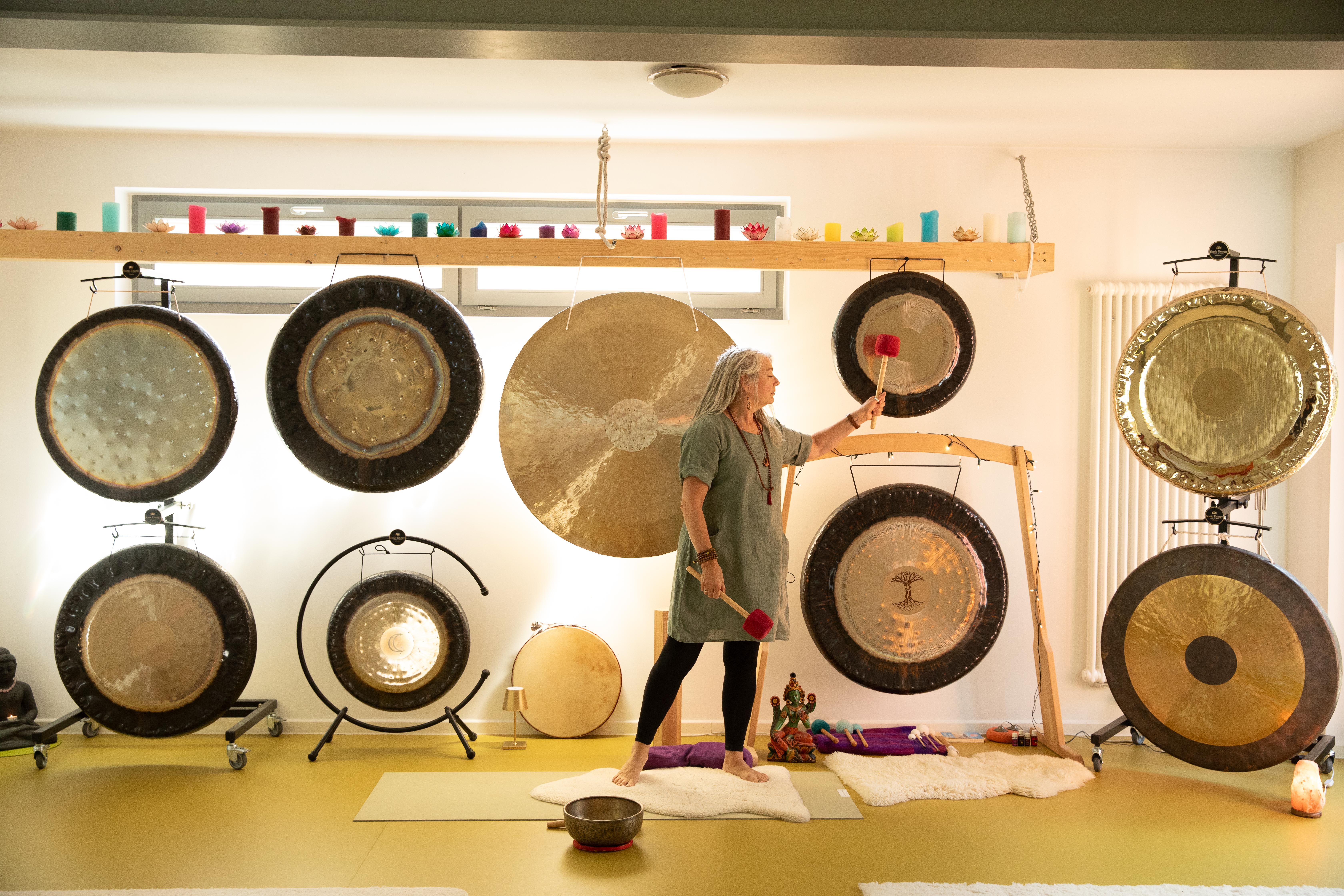 Gabriela Lehnert vor vielen Gongs bei einer Gongmeditation