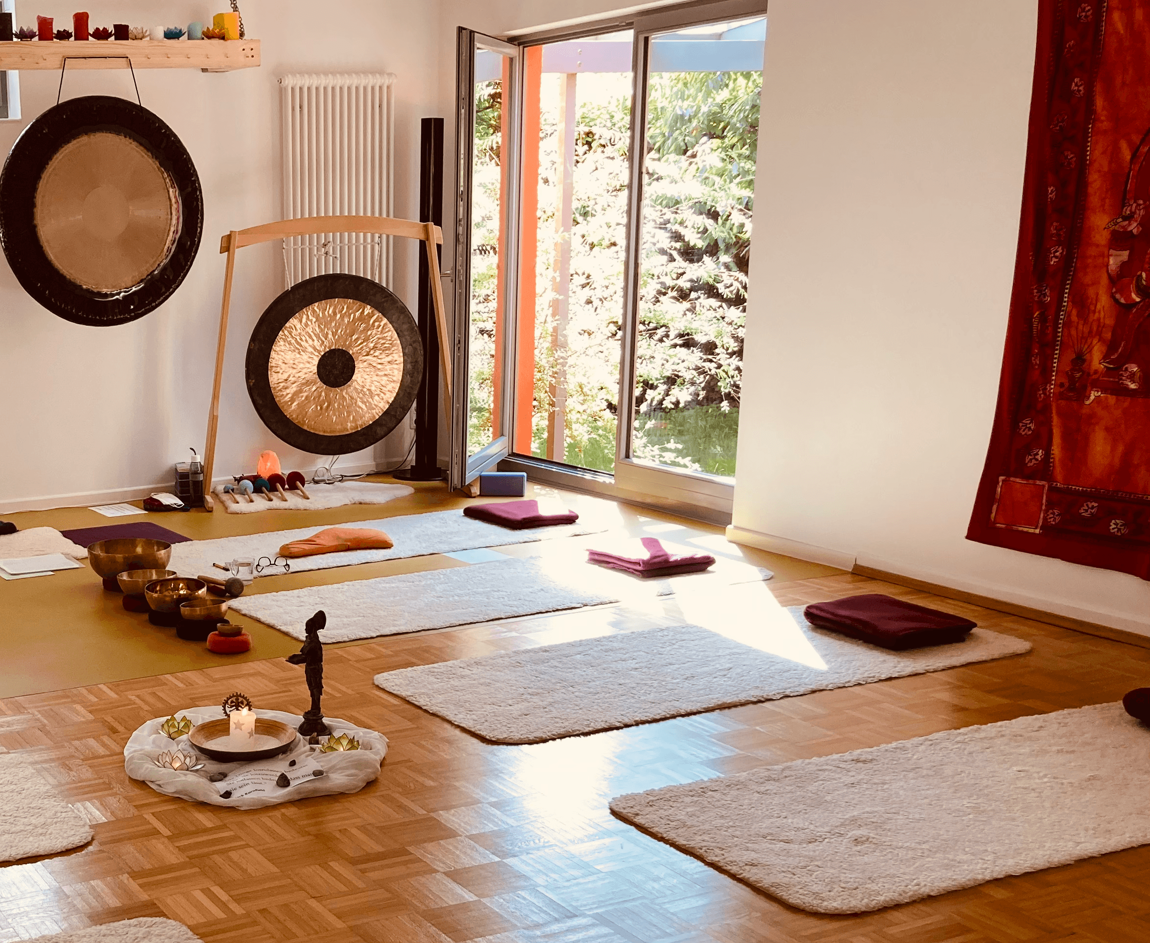 Yogaraum Ahrensburg mit Matten und Gongs