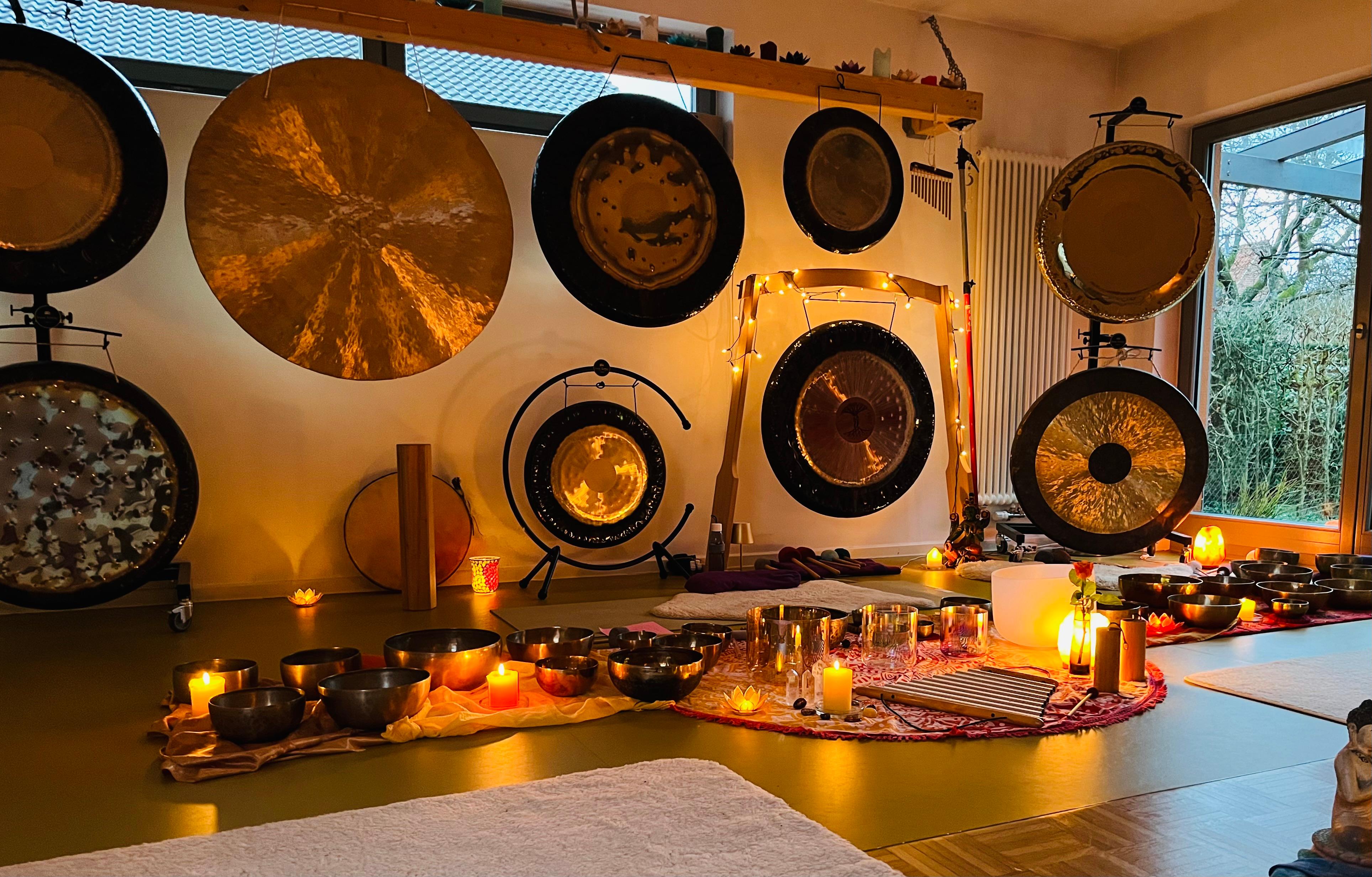 Gongs im Kerzenlicht im Yogaraum Ahrensburg