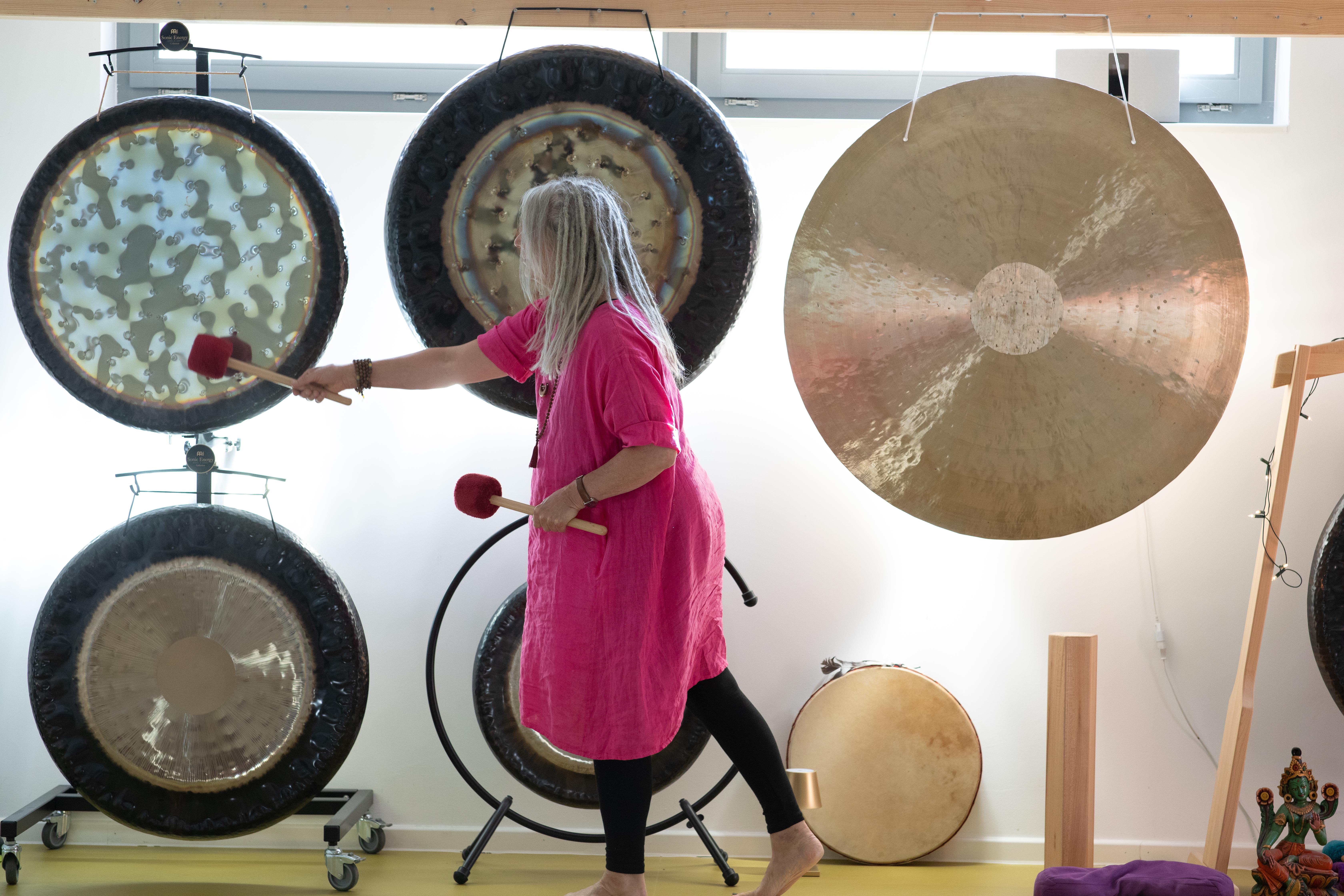 Gabriela Lehnert spielt auf Gongs