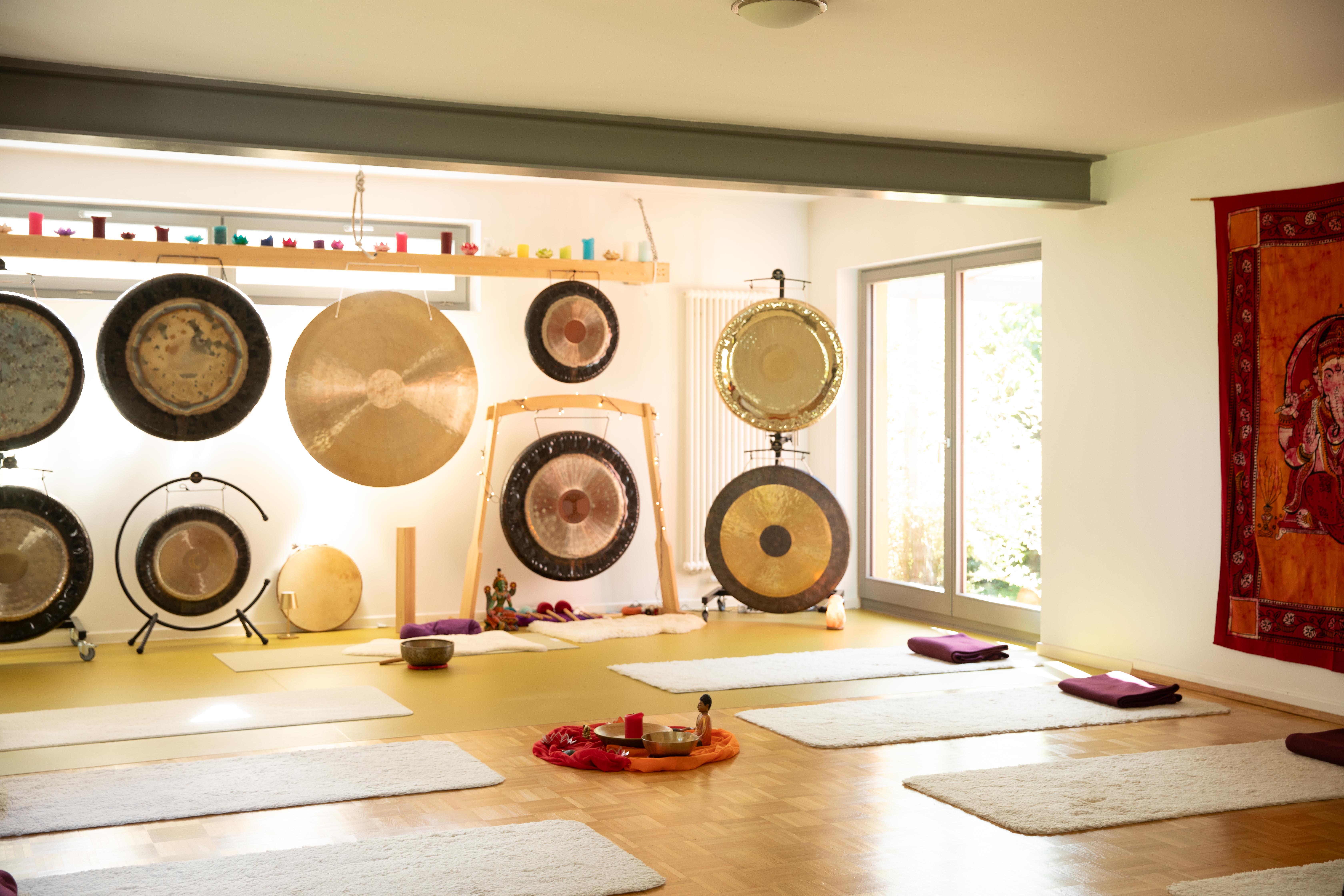 viele Gongs im Yogaraum Ahrensburg